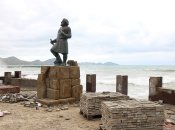 Без кафе та музикантів: у Криму знесли одне з найпопулярніших туристичних місць (відео)