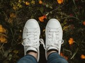 В процессе носки на туфлях и кроссовках появляются заломы