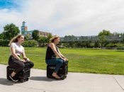 Женщины ездят на электрочемоданах