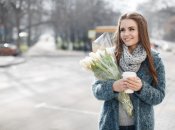 Города заполонили девушки с тюльпанами