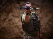 Украинский военный запускает дрон