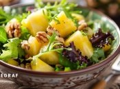 Салат с ананасами обладает насыщенным освежающим вкусом (изображение создано с помощью ИИ)