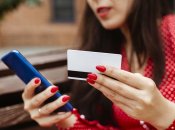 Дівчина з банківською карткою