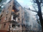 Спасатели занимаются ликвидацией пожара, вспыхнувшего в результате попадания ракеты