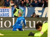 Виктор Коваленко празднует гол