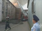 В Подмосковье мощный пожар тушат десятки людей: видео