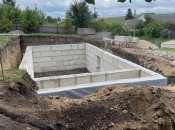 Бетонный блок упал на школьника