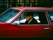 Літній чоловік за кермом