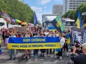 «Вооружите Украину — сделайте возможным прайд в Мариуполе». Прайд-ход в Берлине 23 июня 2022 года