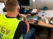 За тысячу гривен предлагал комплект для поездки за границу.