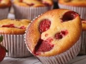 Легкие и пышные маффины с клубникой