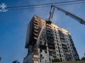 Рятувальні роботи у столичній багатоповерхівці тимчасово зупинено