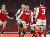 Фрида Монум празднует гол