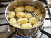 Чтобы картофель сварился быстрее, добавьте в кастрюлю один ингредиент