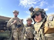 Боевой медик Николай Илийчук на псевдо "Микула" (справа) с побратимами