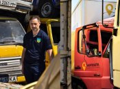 Керівник "Укрпошти" позує на фоні старих авто