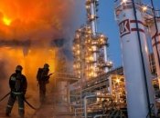 Палаючий нафтозавод Росії