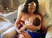 8 звездных мам, которые не боятся показывать, как кормят грудью