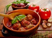 Такие тефтели получаются особенно сочными.