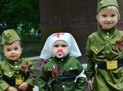 Дети читают страшные стихи, в которых прославляют оккупантов