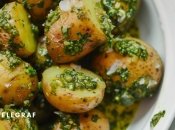 Молода картопля з песто стане хітом на вашому столі (зображення створено за допомогою ШІ)