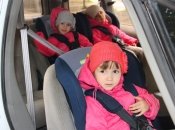 Папа тройни: почему я пристегиваю дочек ремнём безопасности