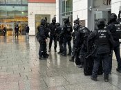 Правоохранители оцепили здание ТЦ, где скрылся стрелок