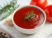 Кетчуп, приготовленный дома, намного вкуснее магазинного соуса