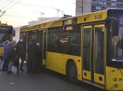 Незрячу пасажирку затиснуло дверима: водій автобуса в Києві відзначився обурливою витівкою