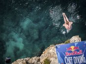 Молли Карлсон прыгает в воду