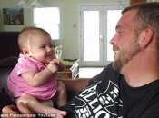 Отец научил 2-месячную дочь говорить «Я люблю тебя» (ВИДЕО)