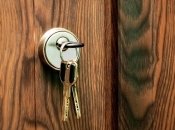Можно ли оставлять ключ в замке внутри — приметы