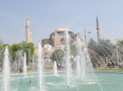 Свята Софія (Ая-Софія). З 2022 року колишній православний храм знову владою Туреччини перетворений у мечеть. З 1925 року указом президента Кемаля Ататюрка на його території був відкритий музей
