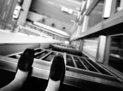 Спрыгнули с многоэтажки взявшись за руки: в Киеве две девочки совершили самоубийство