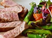 Готуємо закуску: запечена спаржа з часником (Відео)