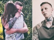 Боец "Азова" Торк обнимает девушку, которой сделал предложение, будучи в Мариуполе