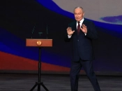 Что не так с его правой рукой?