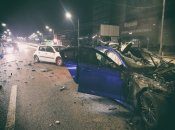 Легковику після зіткнення знесло всю передню частину