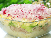 Салат з редисом та копченою куркою
