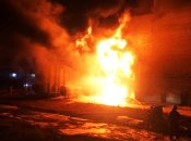 Полыхает огромное пламя, скорые и пожарные понеслись сплошным потоком: в рф очередной пожар (видео)