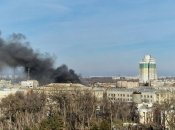 Возгорание, видимо, серьезное, ведь дым видно в разных районах города