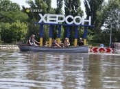 Волонтеры в затопленном Херсоне помогают людям