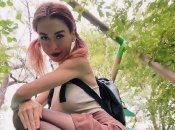 Девушка публикует у себя в соцсетях провокативные фото