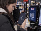 Девушка пытается просканировать QR-код