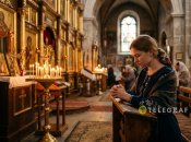 Дівчина молиться у церкві