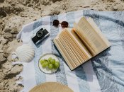 Часто полотенце используется как покрывало