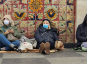 Киевляне урываются от обстрелов в метро в начале полномасштабного вторжения россии