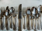 Срібні прибори треба регулярно очищати  (зображення створено за допомогою ШІ)