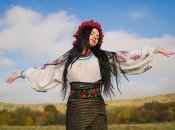 Українка в національному вбранні