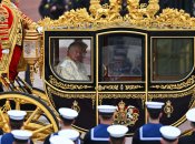 Чарльз ІІІ з дружиною Каміллою у позолоченій кареті Diamond Jubilee State Coach